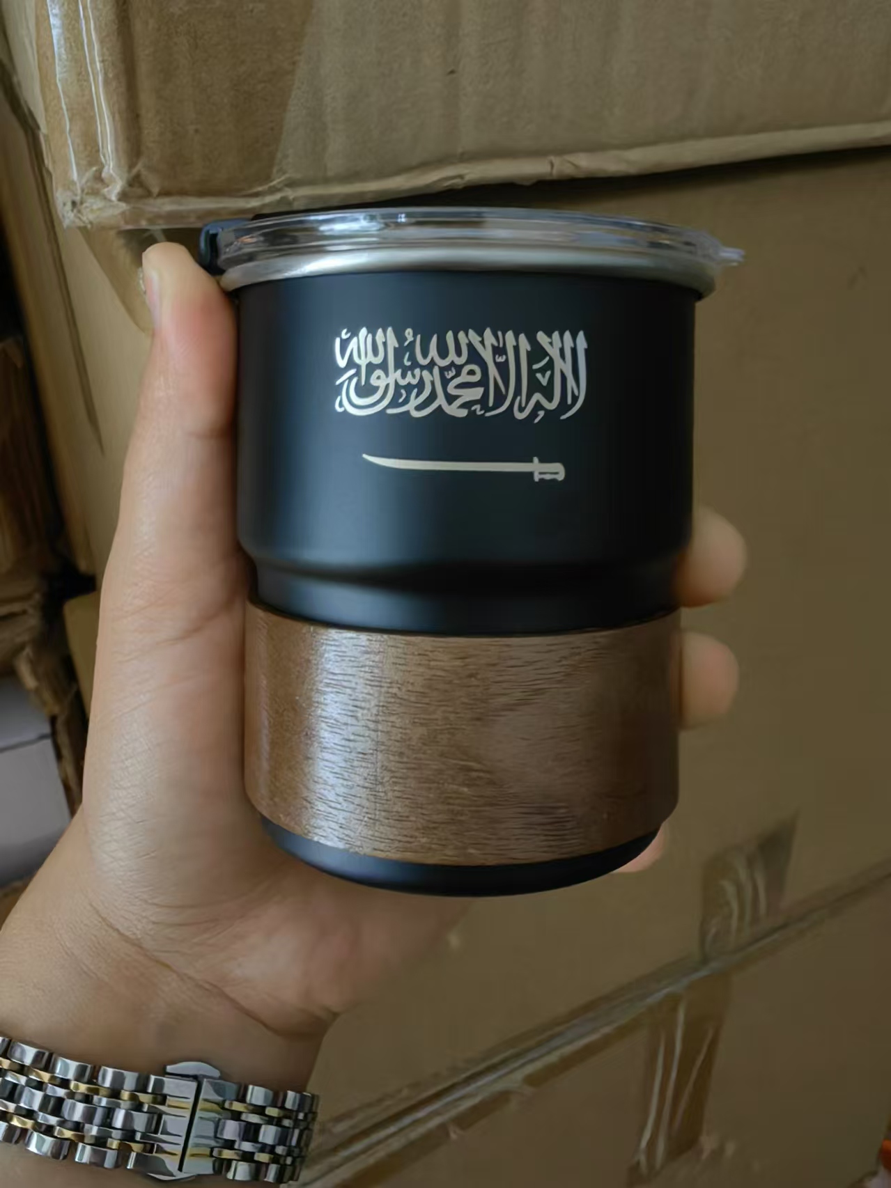 Outdoor Coffee Equipment - Флаг Саудовской Аравии с логотипом, чашка